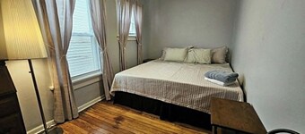 Right B Flyer, 3 bedroom walking distance to University of Dayton.