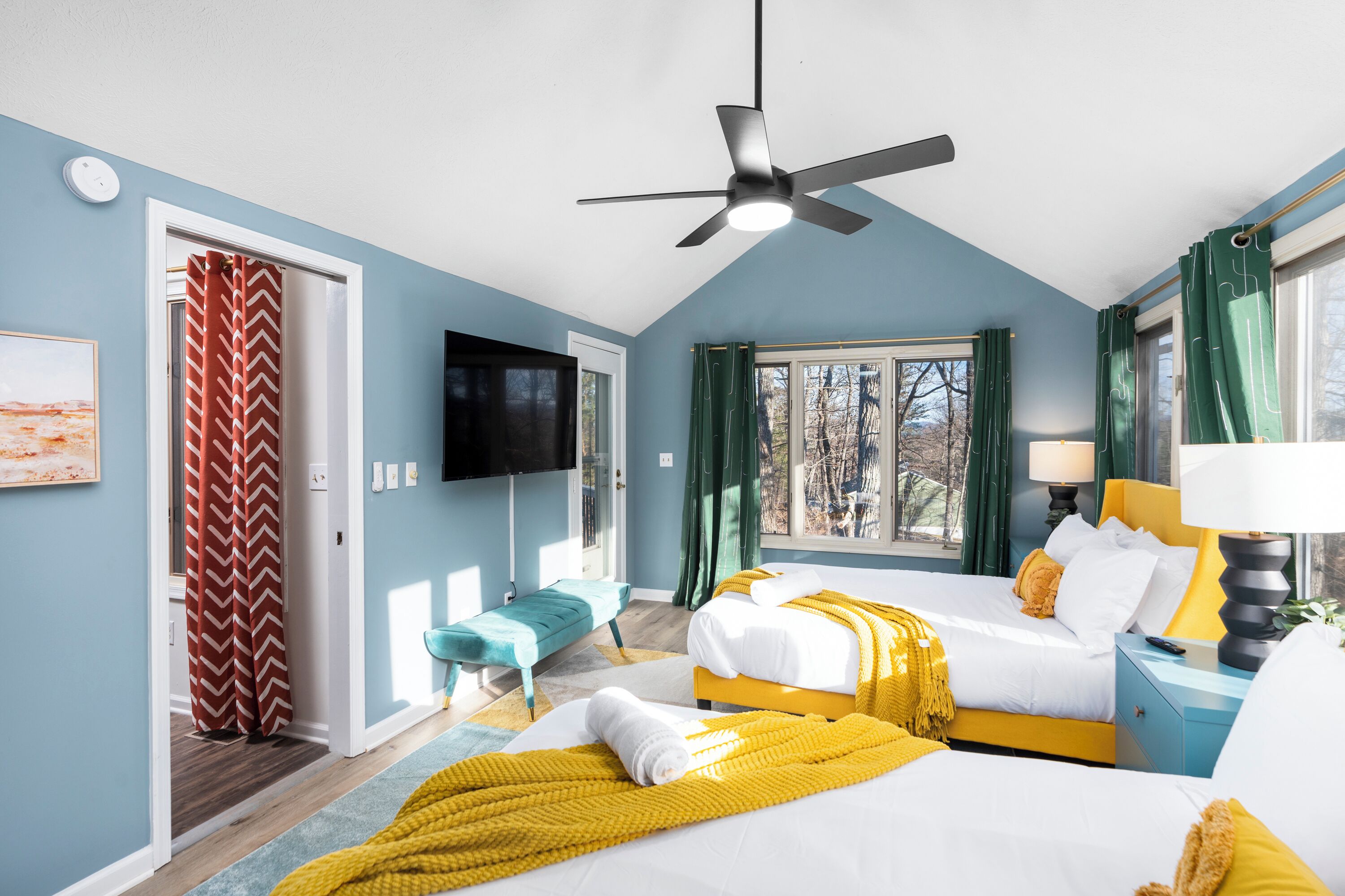 6 bedrooms, iron/ironing board, WiFi, bed sheets