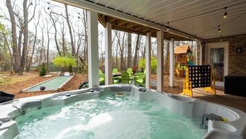 Outdoor spa tub