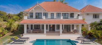 Luxury 7-bedroom villa with Ocean Views & Pool in Mt. Irvine