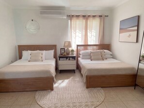 Tabla de planchar con plancha, wifi, ropa de cama