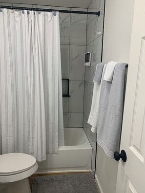Ducha, secador de pelo, toallas, jabón
