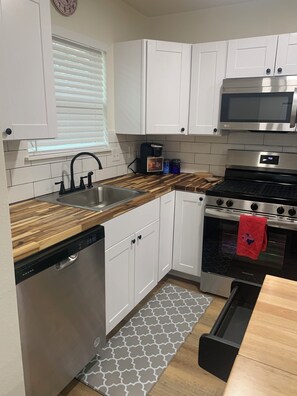 Private kitchen - Awesome 3-bedroom house 1.5 miles to Lake Texoma & 5 miles to Megastar casino (Gordonville)