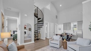 Un espacio habitable amplio con una escalera, un comedor y una cocina.