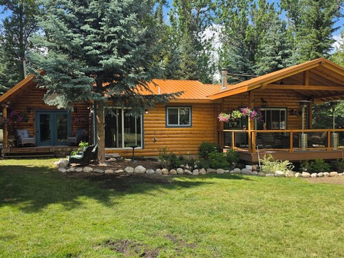 Peaceful 2 bedroom cabin 4 Miles from Red Lodge perfect for relaxing getaways.