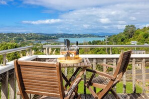 Outdoor dining - Church Bay Views & Guesthouse (Waiheke Island)
