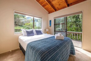 Iron/ironing board, WiFi, bed sheets - Church Bay Views & Guesthouse (Waiheke Island)