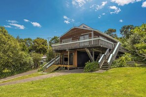 Exterior - Church Bay Views & Guesthouse (Waiheke Island)