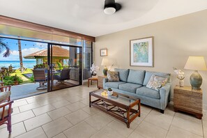TV - Oceanfront 1BR Condo Steps to Beach West Maui (Honokowai)