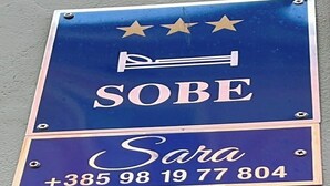 Un letrero con el nombre 'SOBE' y un número de contacto.