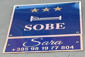 Ein Schild mit dem Namen 'SOBE' und einer Kontaktnummer.