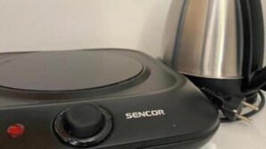 Un dispositivo electrónico negro con un botón rojo y el nombre de la marca 'SENCOR'.