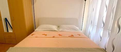 Iron/ironing board, WiFi, bed sheets