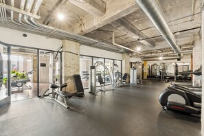 Fitness facility - Luxurious Downtown Dallas Loft +
Skyline Views +Resort Amenities (Dallas)