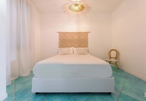 Iron/ironing board, travel cot, WiFi, bed sheets - Casa Scogliera, Seafront House with Terrace (Riviera di Marcigliano)
