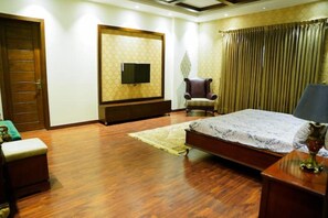 5 bedrooms, iron/ironing board, WiFi