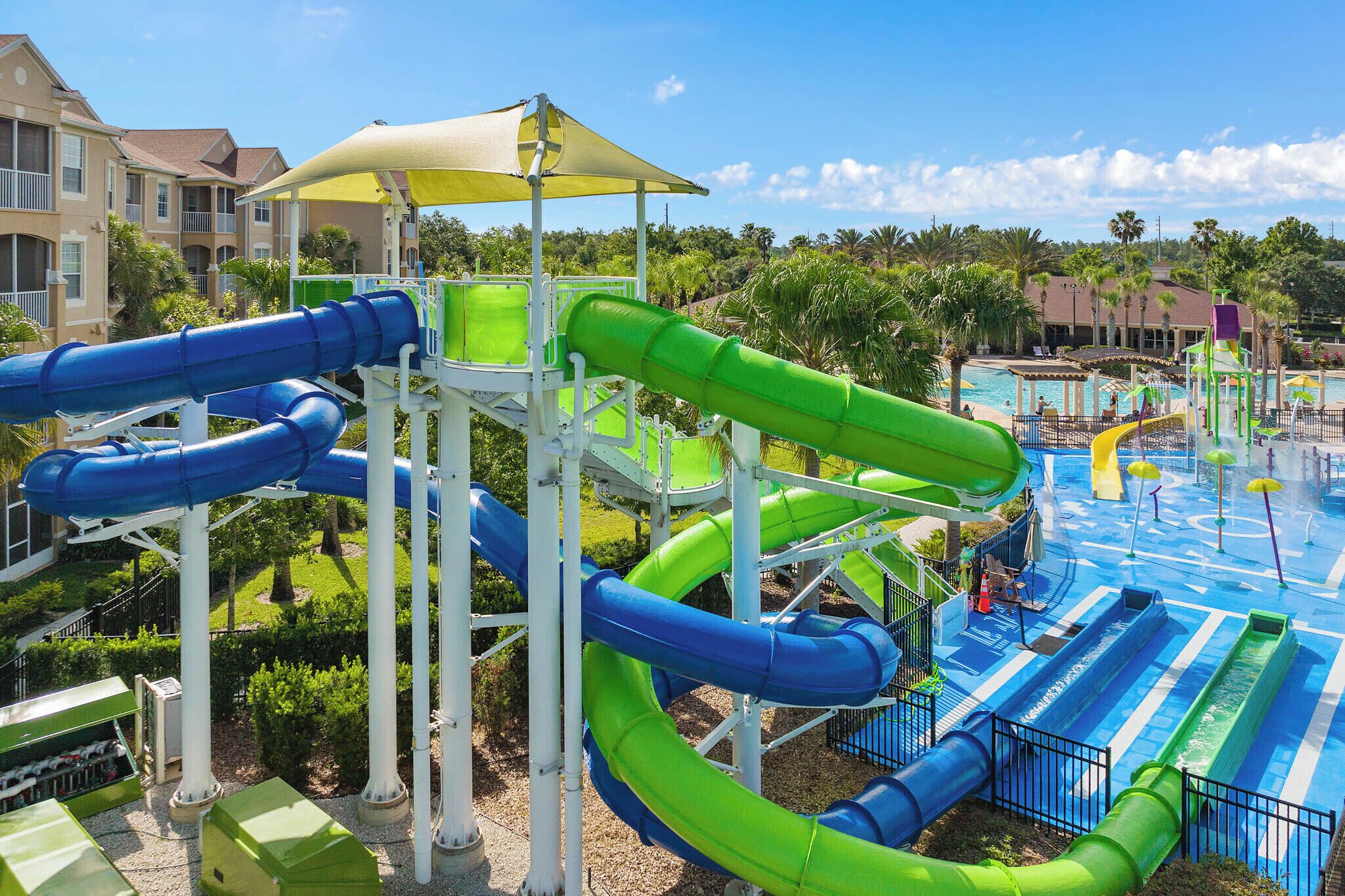 Una piscina al aire libre, una piscina climatizada
