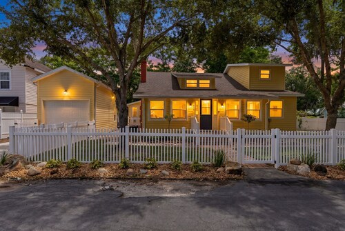 Hillcrest Hideaway 3 bedroom 3 bathroom just steps from Downtown Mount Dora