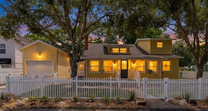 Hillcrest Hideaway 3 bedroom 3 bathroom just steps from Downtown Mount Dora