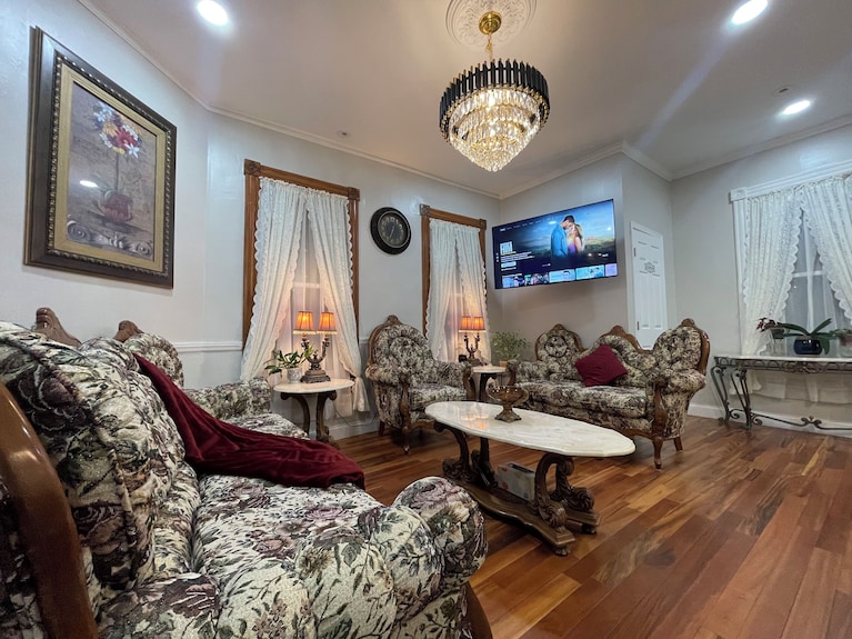 Spacious 4br Victorian Dc Retreat W/ Yard & Parking Walk To Metro/cua/basilica - Washington D. C., DC