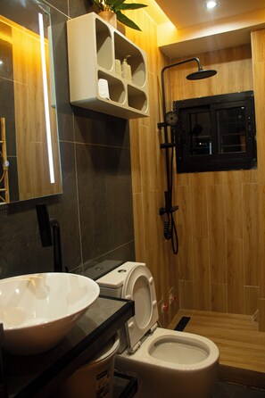 シャワー、タオル、石鹸、トイレットペーパー