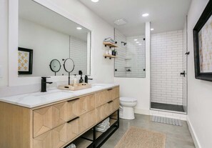 Shower, hair dryer, towels - Sileaux Ranch | Modern luxury farmhouse, minutes from Downtown (Fredericksburg)