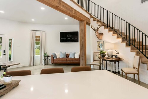 Sileaux Ranch | Modern luxury farmhouse, minutes from Downtown