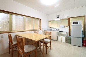 House, Non Smoking | Private kitchen | Shared fridge, microwave