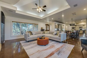 Living area - Spacious retreat, pool and hot tub within walking distance of Lake Travis. (Spicewood)