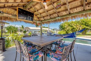 Outdoor dining - Casa Tiki (Cape Coral)