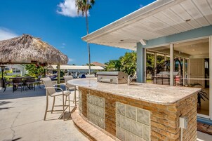 Deluxe House, Canal View | Outdoor dining