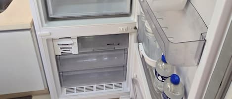 Kühlschrank, Mikrowelle, Herdplatte, Wasserkocher mit Kaffee-/Teezubehör