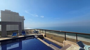 A rooftop pool with a view of the beach and ocean. - Vieira Souto 500: Luxury Oceanfront Sanctuary with Panoramic Views in Ipanema (Rio de Janeiro)