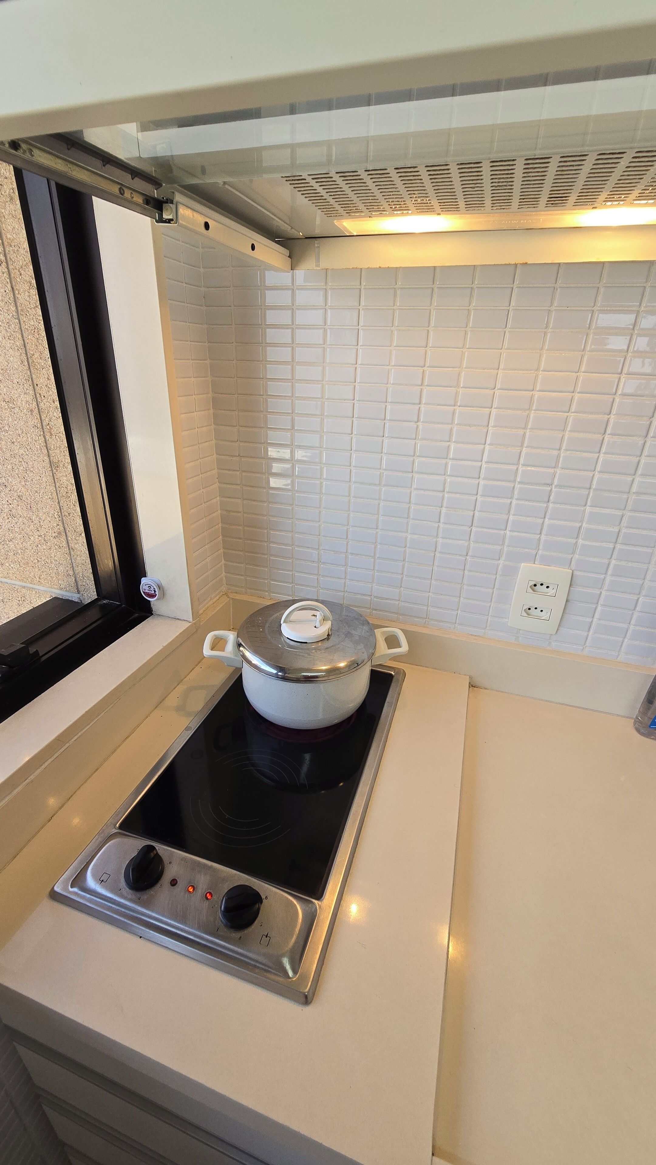 Réfrigérateur, micro-ondes, plaque de cuisson, cafetière/bouilloire
