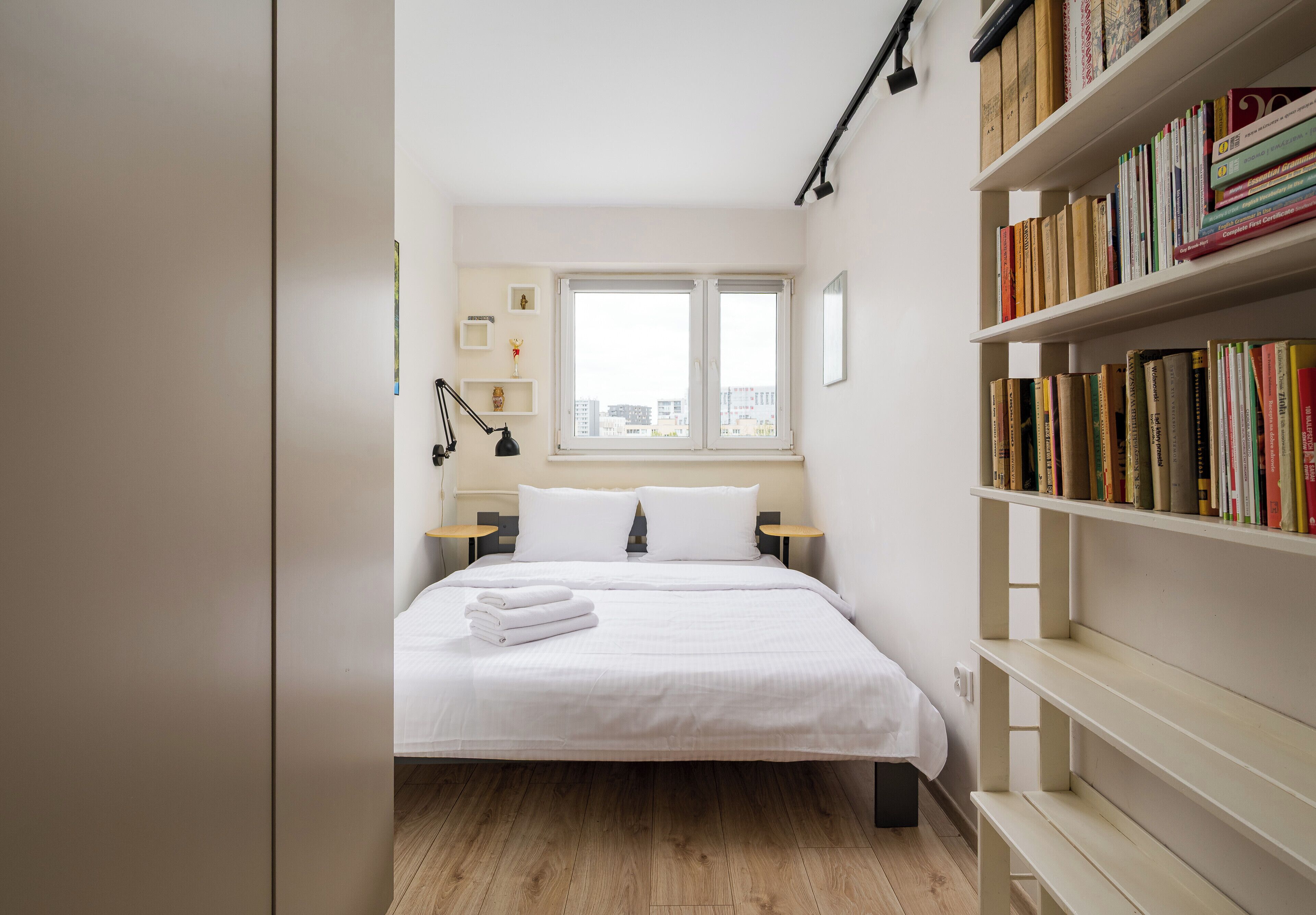 Tabla de planchar con plancha, wifi y ropa de cama 