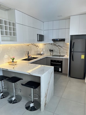 Fridge, microwave, oven, stovetop - Delightful 3-bedroom apartment in vibrant Quito city center (Quito)