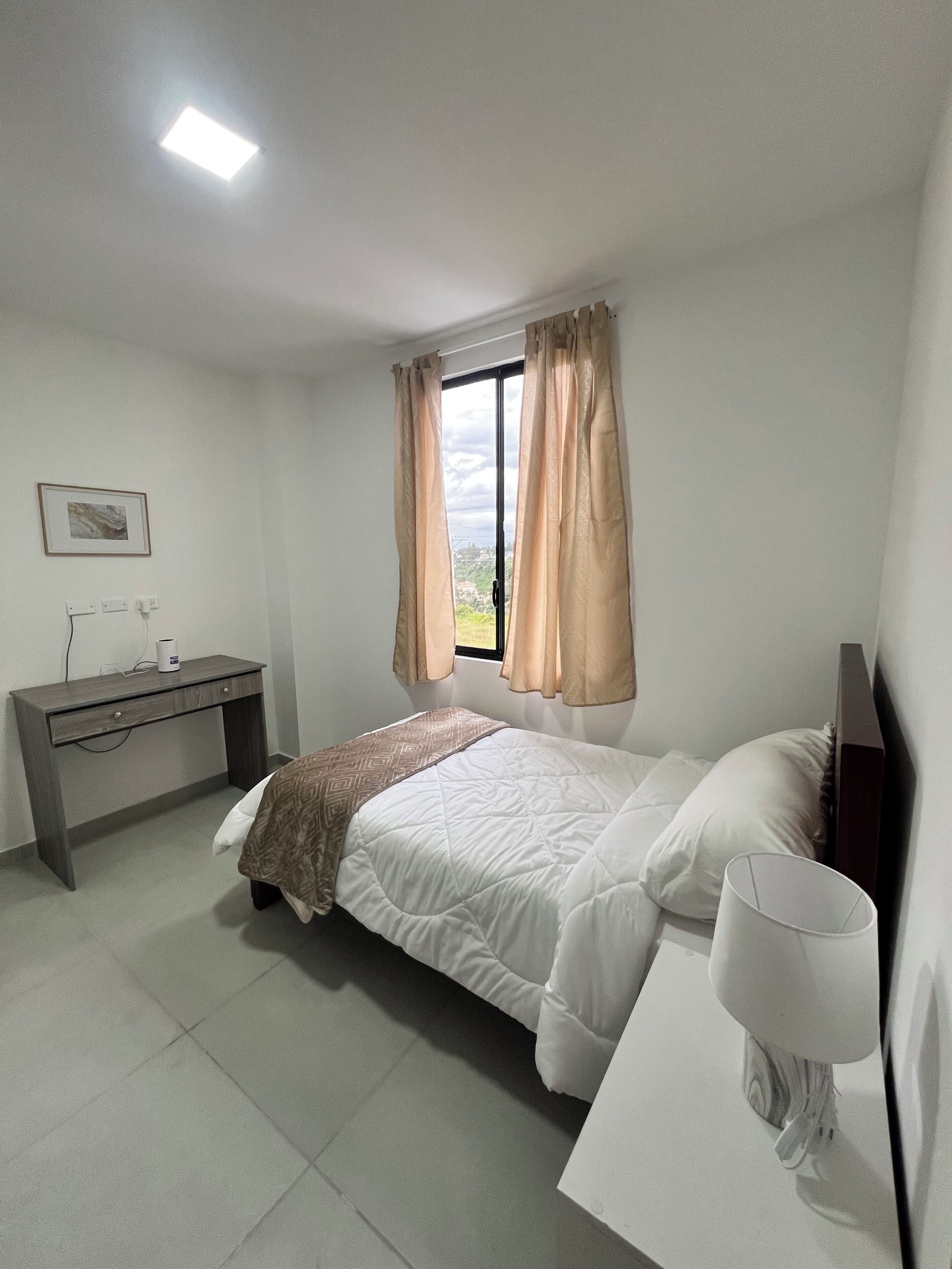 Tabla de planchar con plancha, wifi gratis y ropa de cama 