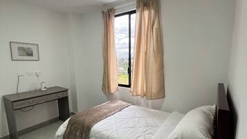 Tabla de planchar con plancha, wifi gratis y ropa de cama