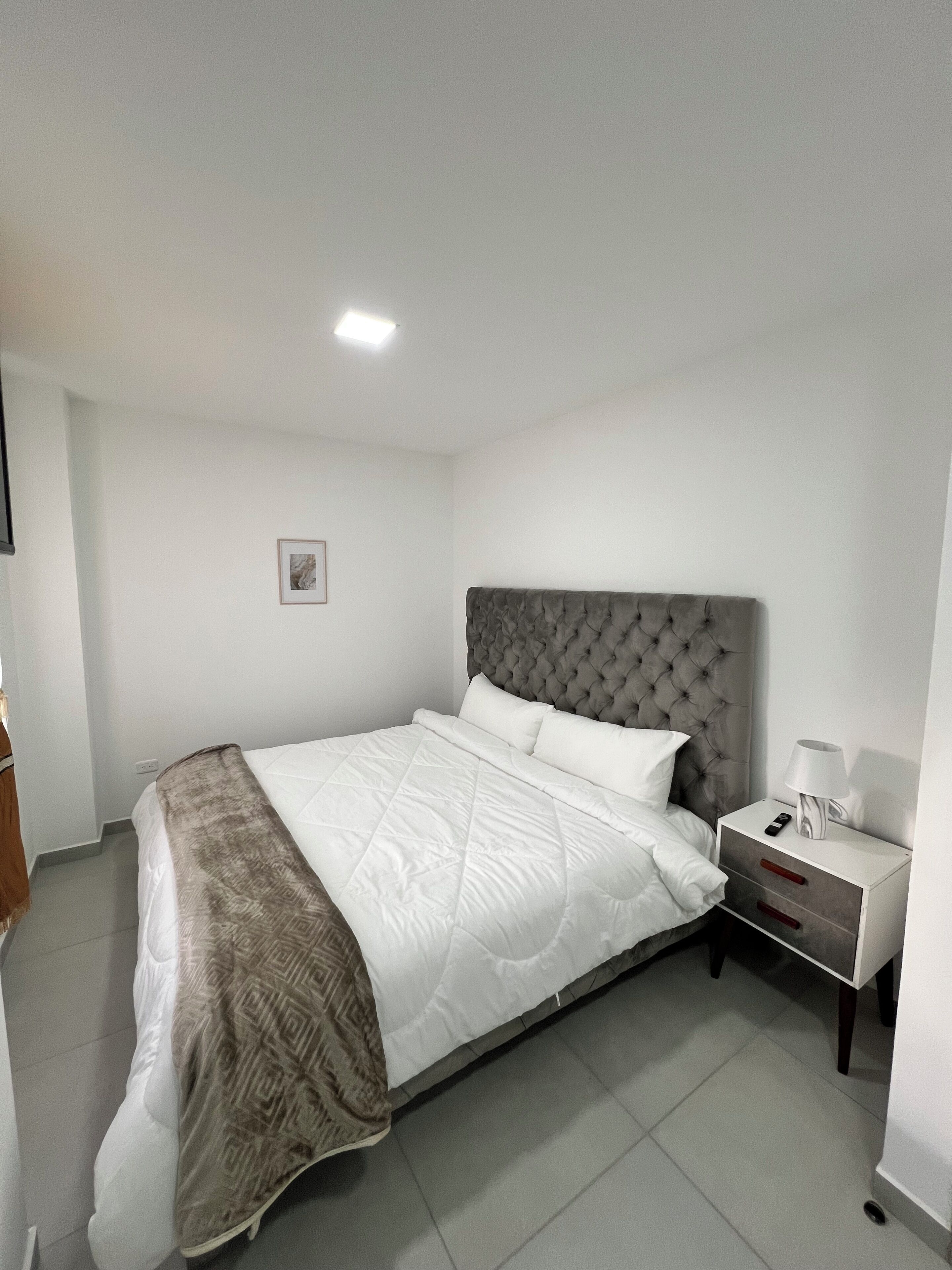 Tabla de planchar con plancha, wifi gratis y ropa de cama 
