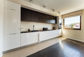 Fridge, oven, stovetop, dishwasher