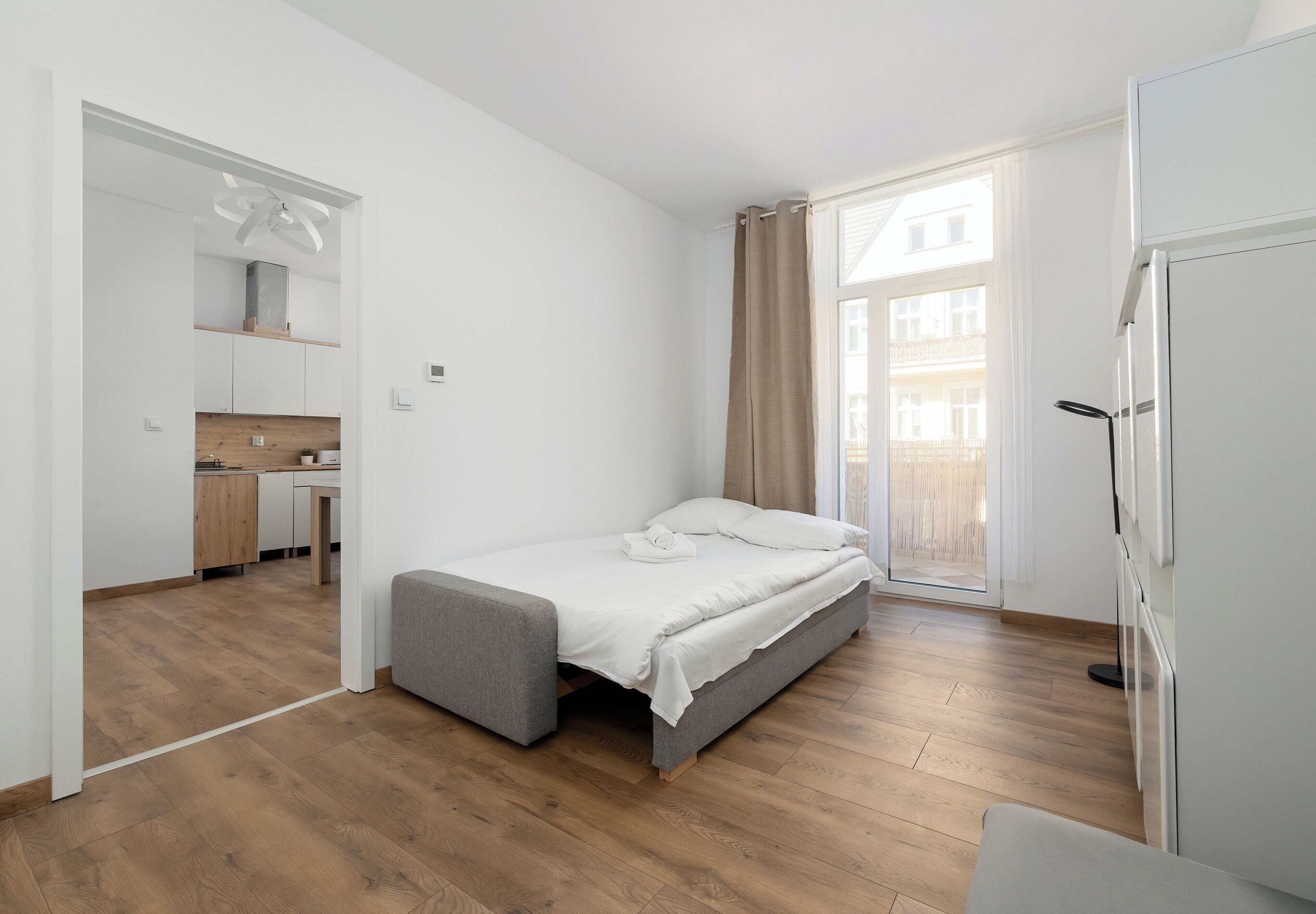 Tabla de planchar con plancha, wifi, ropa de cama