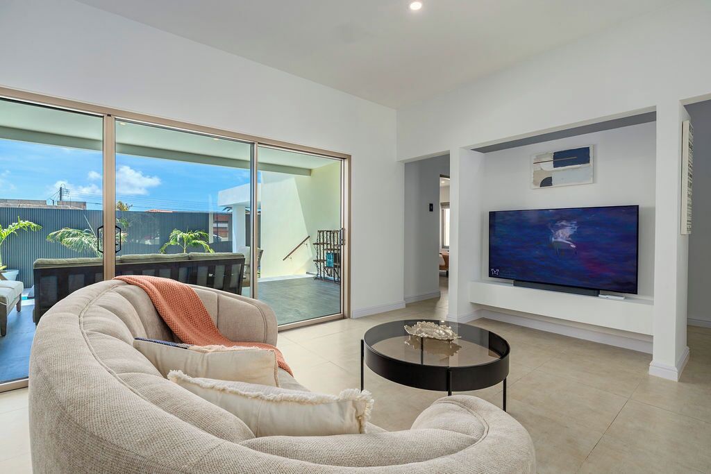 Smart TV, fireplace, ping pong