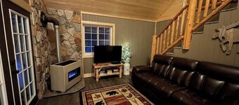 Enjoyable 2 bedroom cabin with loft in charming Newberry perfect for a getaway!