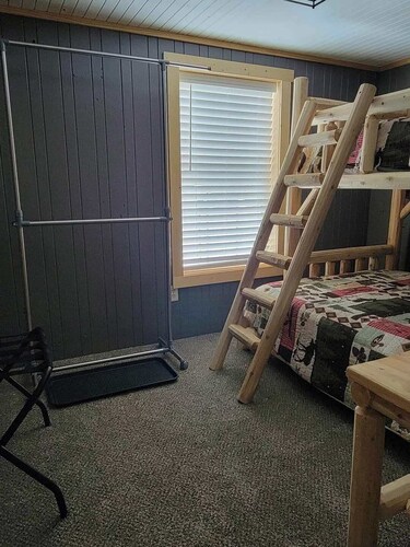 Enjoyable 2 bedroom cabin with loft in charming Newberry perfect for a getaway!