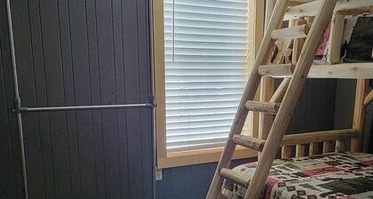Enjoyable 2 bedroom cabin with loft in charming Newberry perfect for a getaway!