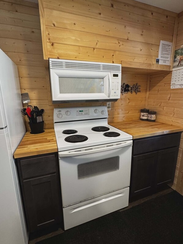 Refrigerador, microondas, horno y parrilla de estufa