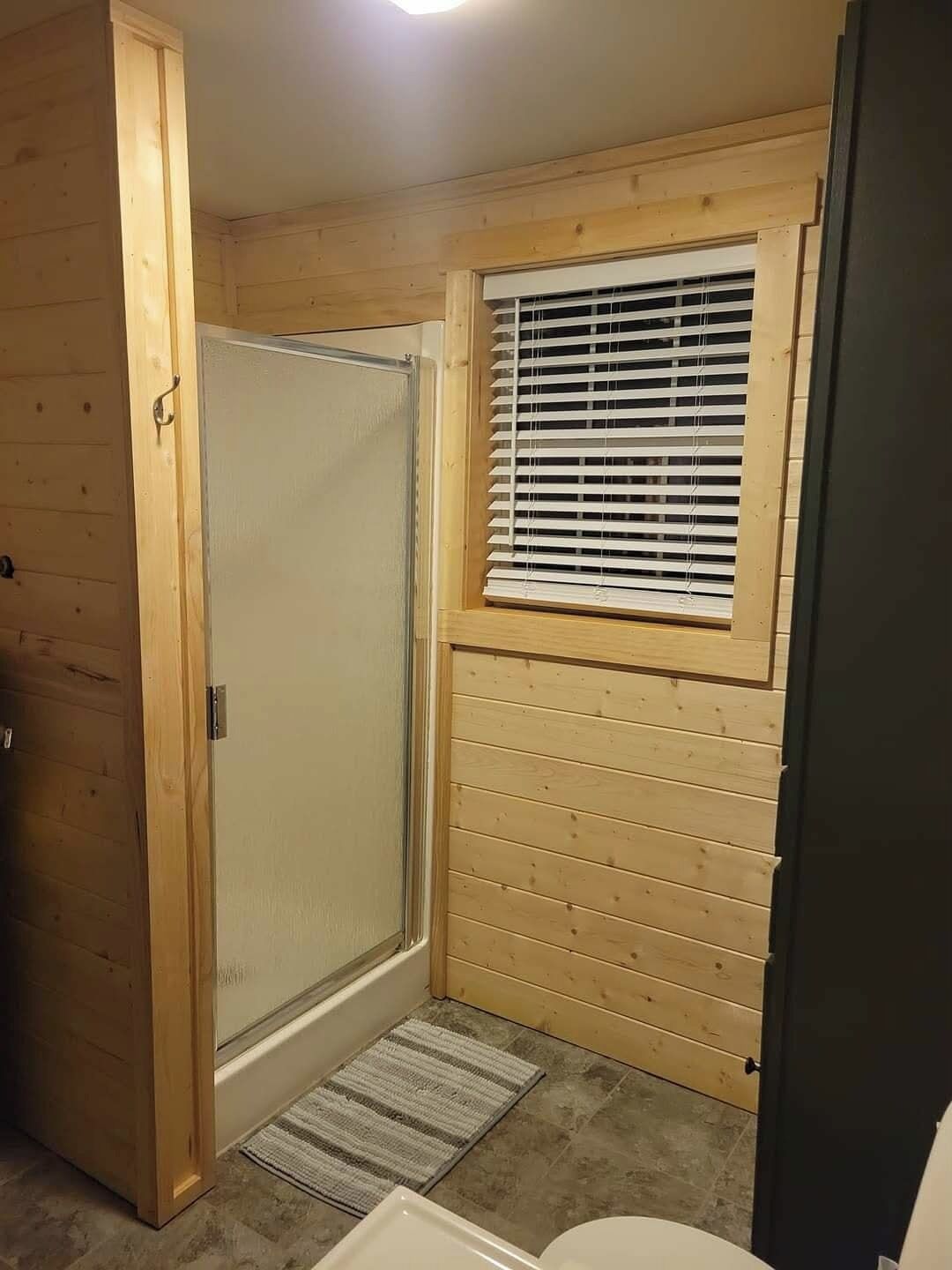 Douche, serviettes fournies, papier toilette