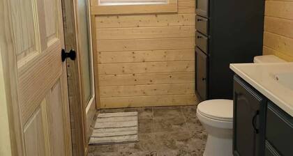 Enjoyable 2 bedroom cabin with loft in charming Newberry perfect for a getaway!
