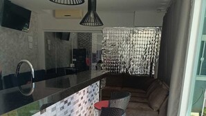 Eine moderne Küche mit schwarzem Arbeitsplatz, einer eingebauten Spüle und einem großen Fenster.