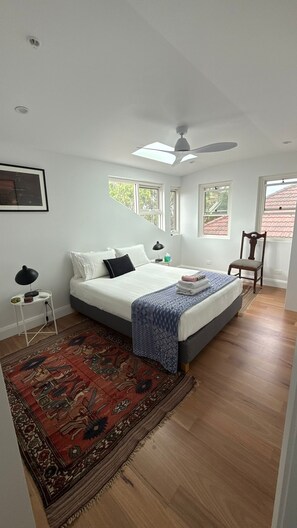 2 habitaciones, tabla de planchar con plancha, wifi y ropa de cama 